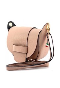 Klein, gestructureerd beige leren schoudertasje met voorflap, gouden hardware, zwarte rand en een aanhangsleutelhanger met de Italiaanse vlag.