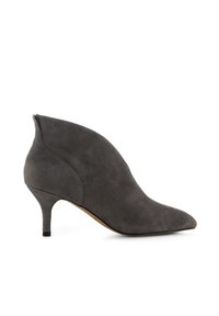 Stivale alla caviglia in suede grigio con punta affilata, tacco affusolato e design senza cuciture. Presenta una silhouette strutturata e una texture liscia.