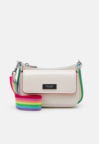 Borsa a tracolla in pelle beige chiaro con zip, dotata di una tracolla regolabile a strisce colorate e una piastra logo nera.