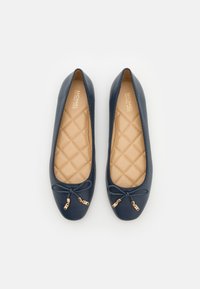 Ballerine in pelle blu navy con soletta imbottita beige, dettaglio a fiocco e chiusura e decorazioni in metallo dorato.