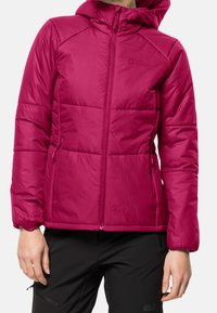 Fuchsia vadderad jacka med huva, med en frontdragkedja, sidofickor, elastiska manschetter och logotypdetaljer på bröstet. Slät textur.