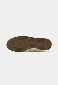 Σόλα αθλητικού παπουτσιού Gabor, με καφέ λαστιχένια εξωτερική σόλα με υφασμένο μοτίβο και κίτρινα στοιχεία, σχεδιασμένη για πρόσφυση και σταθερότητα.