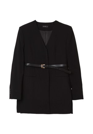 Blazer noir ajusté avec un décolleté en V profond, des manches longues et une taille ceinturée avec une boucle en or. Deux poches avant, texture lisse.