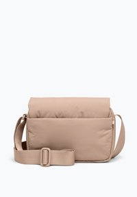 Beige vadderad axelremsväska med klaffstängning, justerbar rem och slät yta. Utrustad med en framficka och en minimalistisk design.
