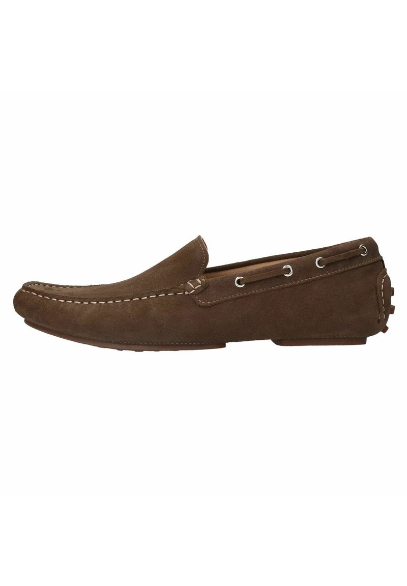 Braune Wildleder-Schlupfschuhe mit Stichdetails, seitlichen Ösen und einer strukturierten Sohle. Schlankes Design mit abgerundeter Zehenform und flachem Profil.