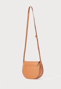 Brun lærcrossbody-veske med avrundet form, justerbar stropp og frontklaff. Glatt tekstur med subtile detaljer i gull.