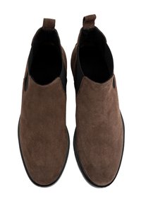Bruna mockaskinnankelboots med elastiska sidopaneler, rund tå och en texturerad gummisula. Har en minimalistisk design med dragflik för enkel påtagning.