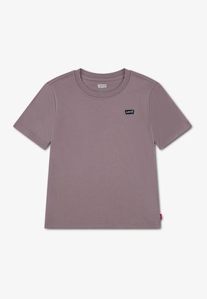 Fioletowy t-shirt z krótkim rękawem, z okrągłym dekoltem i małym czarnym logo Levi's na lewej piersi na białym tle.