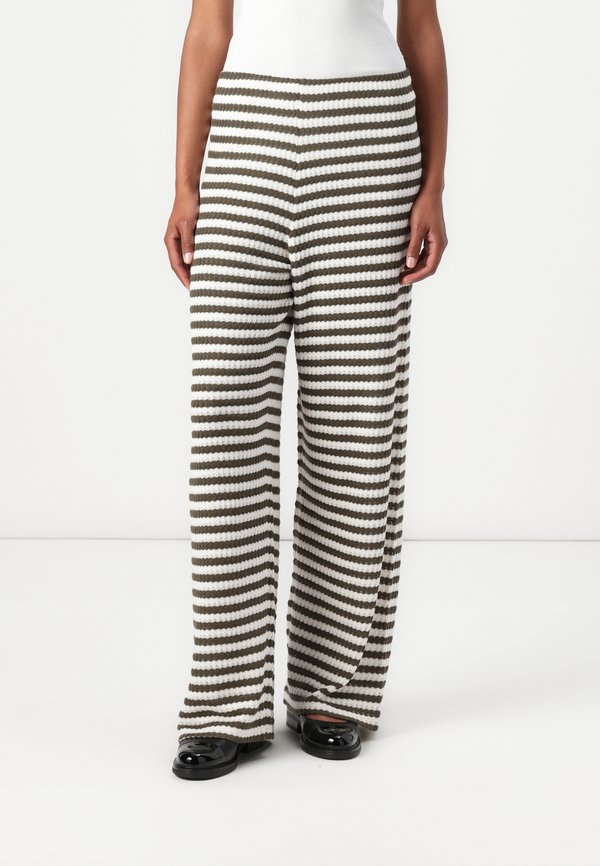 LOOSE PANTS - Trousers