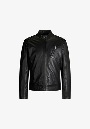 Zwarte leren motorjack met een staande kraag, gewatteerde schouderaccenten, een ritszak op de borst en een soepele textuur.