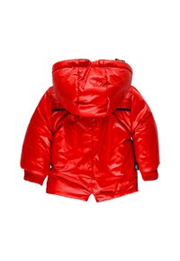 Rode gewatteerde jas met capuchon, voorzien van ribgebreide manchetten en een glanzende textuur. Inclusief ritsen aan de zijkanten voor toegankelijkheid.
