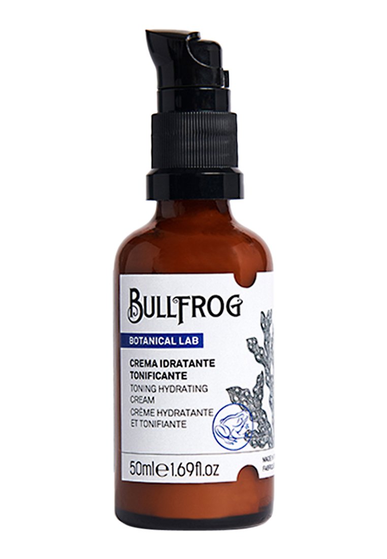 Braune Glasflasche mit schwarzem Pumpenkopf. Das Etikett zeigt blaue und weiße Schriftzüge. Enthält tonisierende Feuchtigkeitscreme, 50 ml, mit botanischen Inhaltsstoffen.