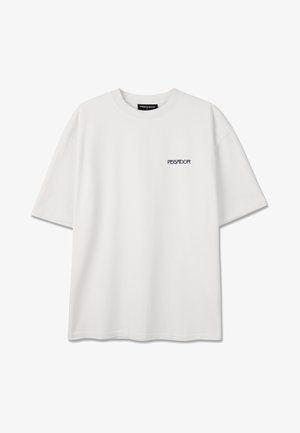 Camiseta blanca de gran tamaño con mangas cortas y pequeño logo negro "PEGADOR" impreso en el área izquierda del pecho.