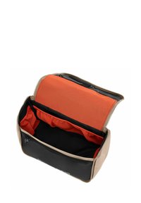 Borsa rettangolare con fondo nero e parte superiore beige. L'interno presenta una rete arancione e scomparti neri, con chiusura lampo per una chiusura sicura.