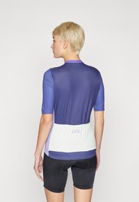 Kortärmad cykeltröja i nyanser av lila och grön, tillverkad av lätt och stretchig tyg med en rundad nederkant och varumärkesaccent bak.