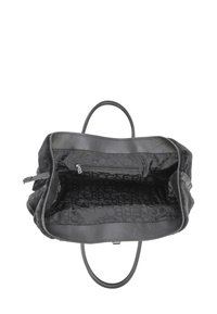 Sac fourre-tout en cuir noir avec côtés texturés doux, ouverture supérieure laissant voir la doublure intérieure noire à motif du nom de la marque et une poche zippée.
