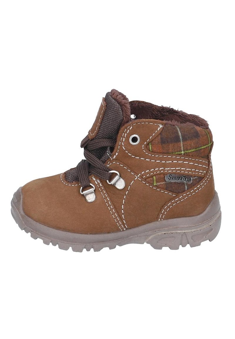 Bota de tobillo de ante marrón con un forro de piel de pelaje texturizado, acentos de cuadros y ojales metálicos, con suela de goma y diseño de cordones.