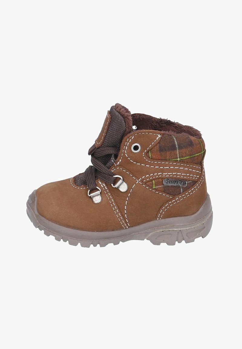 Bottine en suède marron avec une doublure en fourrure texturée, des accents en tartan et des œillets métalliques, dotée d'une semelle en caoutchouc et d'un design à lacets.