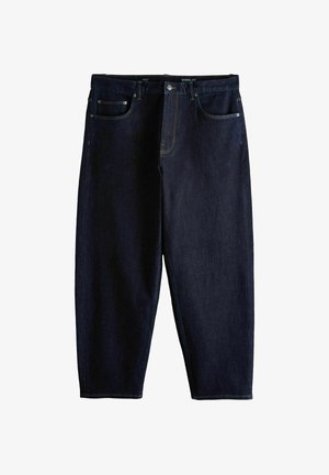 Donkerblauwe jeans met strakke pasvorm, vijfzakkenontwerp, knoopsluiting en licht taps toelopende pijpen, afgebeeld op een witte achtergrond.
