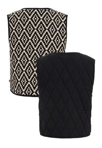 Czarna pikowana kamizelka o fakturze w diamentowy wzór, w połączeniu z kremową kamizelką z geometrycznym czarno-białym wzorem. Pokazano widok z tyłu.