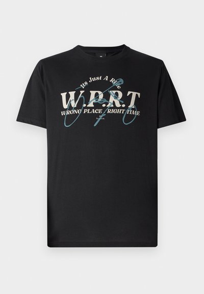 Tricou din bumbac negru cu text grafic alb și teal care spune "W.P.R.T. WRONG PLACE RIGHT TIME", cu guler rotund și mâneci scurte.