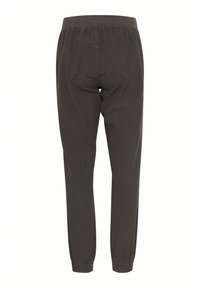 Mörkgrå tapered joggers med elastisk midja och mudd, som har en mjuk textur och enkla sömnadsdetaljer.