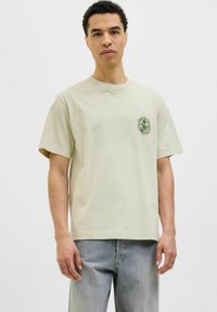 Jack & Jones GEDRUCKT RUNDHALSAUSSCHNITT - Trükipildiga T-särk - celadon tint