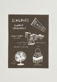 Brauner Stoff mit weißen Illustrationen, darunter ein Fächer, eine Sonnencremetube, eine Tüte mit Flaschen, ein Segelboot und Text über Sommer-Essentials.