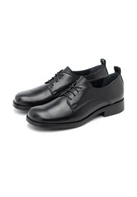 Pantofi din piele negra cu textură netedă, vârf rotunjit și un design minim de șireturi. Dispun de o talpă plată din cauciuc și o bandă discretă pentru a fi tras la spate.