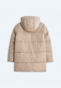 Beżowa kurtka puchowa z kapturem, charakteryzująca się pikowanym wzorem, gładką fakturą i prostym krojem. Brak widocznych elementów metalowych lub akcentów.
