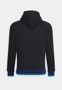 Černá mikina s kapucí na šňůrku. Žebrovaný lem a manžety s modrými, fialovými a tyrkysovými pruhy. Měkká, strukturovaná látka.