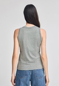 Graues ärmelloses Oberteil mit rundem Ausschnitt, gefertigt aus weichem, leichtem Material. Der Rücken hat eine glatte Textur und ein lässiges Design.