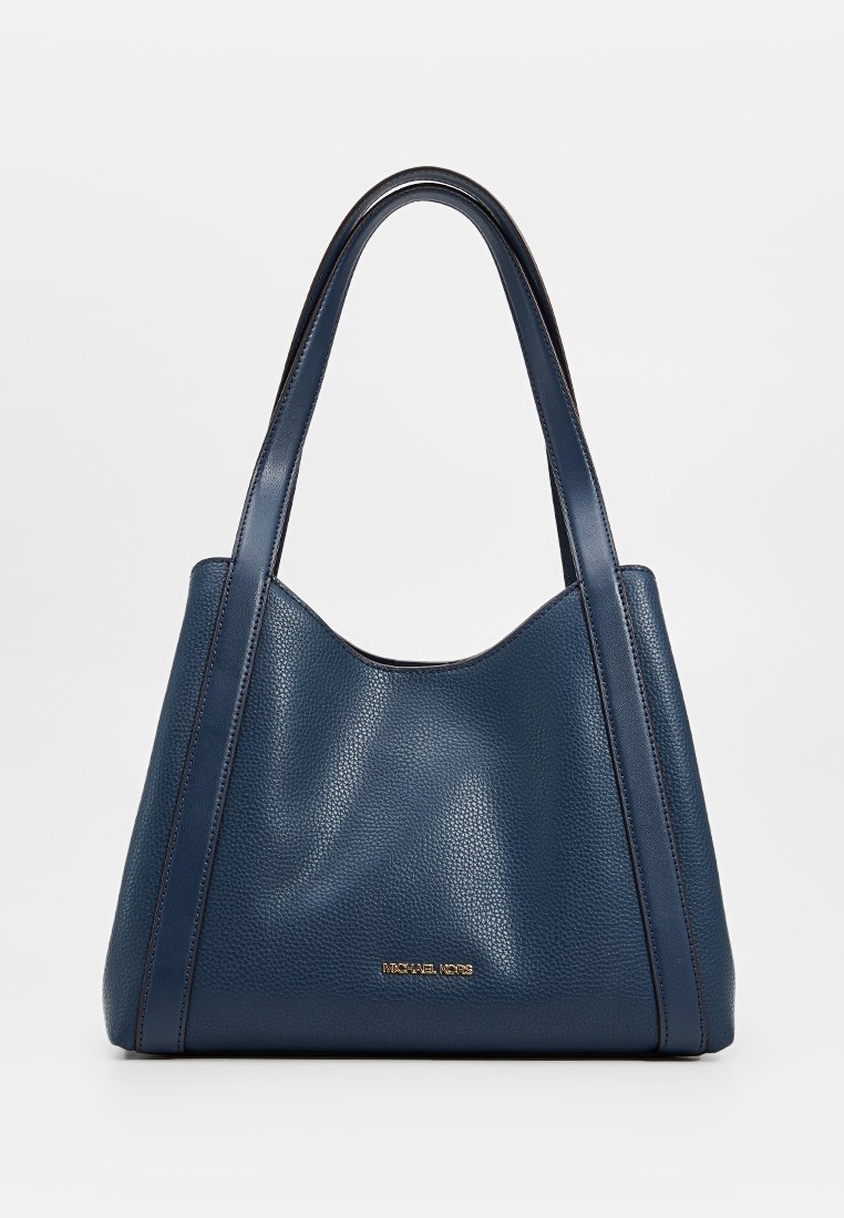 Sac en cuir bleu marine avec une finition texturée, de forme allongée et équipé de deux poignées pour l'épaule. Il présente un logo doré subtil à l'avant.