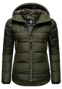 Veste matelassée vert olive avec fermeture éclair sur le devant, capuche ajustable et poignets côtelés. L'intérieur est doublé d'un tissu à motifs. Présente une texture matelassée.