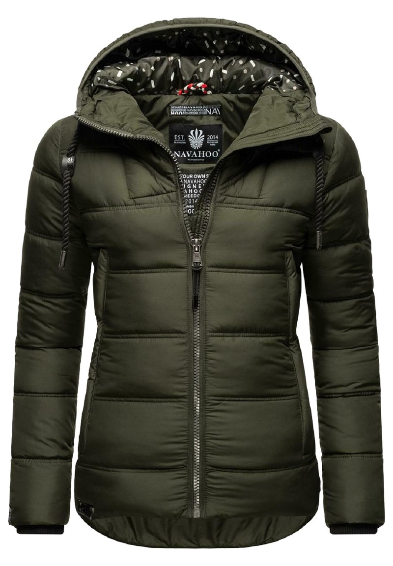 Veste matelassée vert olive avec fermeture éclair sur le devant, capuche ajustable et poignets côtelés. L'intérieur est doublé d'un tissu à motifs. Présente une texture matelassée.