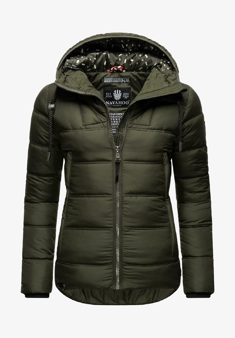 Veste matelassée vert olive avec fermeture éclair sur le devant, capuche ajustable et poignets côtelés. L'intérieur est doublé d'un tissu à motifs. Présente une texture matelassée.