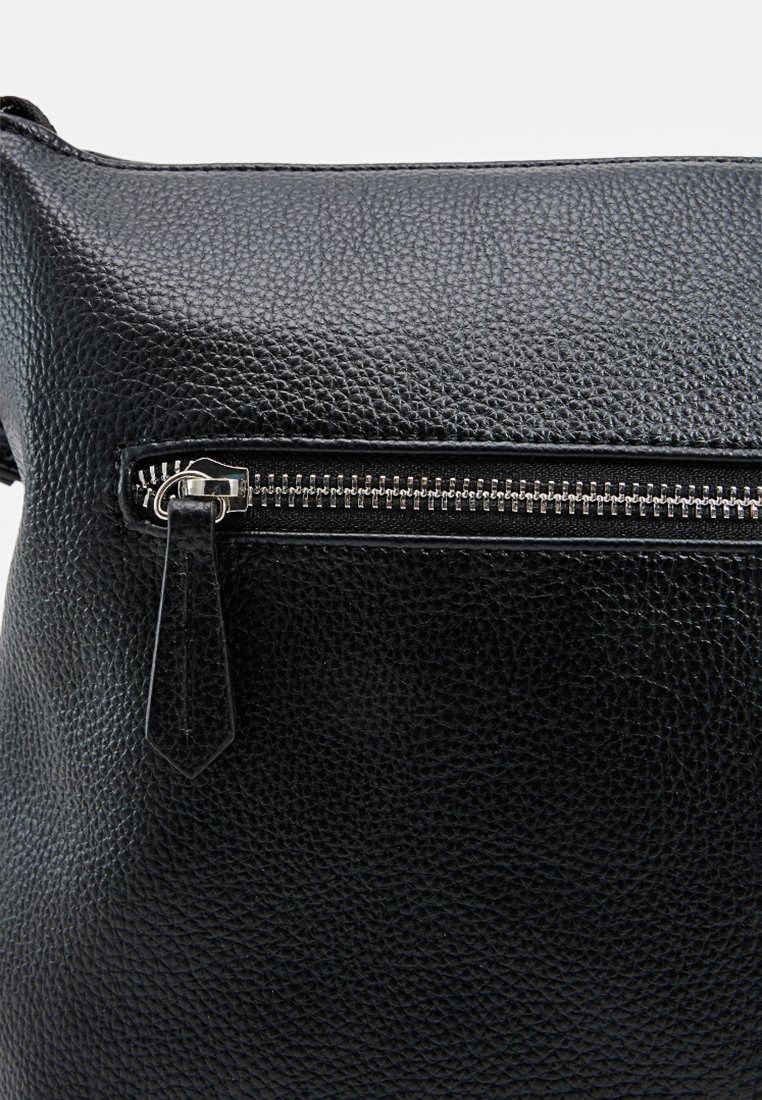 Schwarze Ledertasche mit strukturierter Oberfläche, ausgestattet mit einer Reißverschluss-Fronttasche und einem metallischen Reißverschlussdetail. Kompakte und rechteckige Form.
