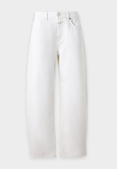 Jean blanc à jambes larges avec passants de ceinture, bouton avant, fermeture éclair et poches sur un fond clair uni.