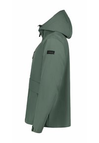 Giacca impermeabile verde con cappuccio, tasche laterali e una texture liscia. Presenta un branding discreto sulla manica.