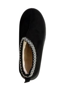 Scarpa slip-on in camoscio nero con una morbida fodera beige, caratterizzata da dettagli ricamati bianchi intorno all'apertura e un piccolo tacco.