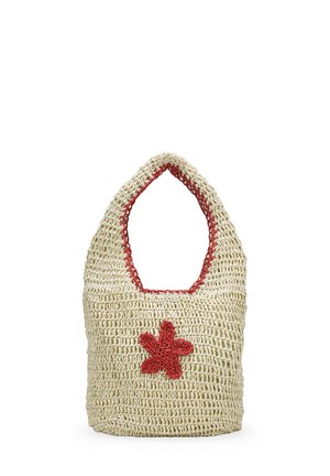 Bolso de tejido beige con asas anchas, que presenta un borde rojo y una decoración de flor roja en el centro frontal.