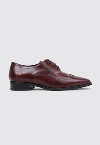 Zapato oxford de cuero burdeos con puntera afilada, costuras decorativas y un tacón bajo negro. Presenta cinco ojales para los cordones.