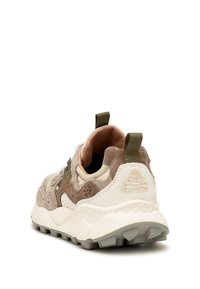 Braune und cremefarbene Sportsneaker mit strukturiertem Obermaterial, Schnürverschluss, Zuglasche und einer gepolsterten Sohle mit gemustertem Profil.