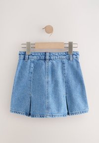 Jeansowa mini spódnica w jasnoniebieskim kolorze, z plisowanym wzorem, surowym wykończeniem na dole oraz standardowym paskiem w talii. Zawieszona na drewniano-metalowym wieszaku z klipsem.