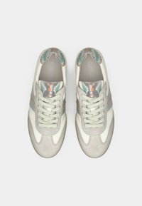 Weiße und graue Ledersneaker mit einem strukturierten Mint- und Orange-Muster auf der Zunge. Verfügen über flache Schnürsenkel und eine Gummisohle.