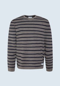 Maglione a righe marroni e navy, colletto rotondo, maniche lunghe, tessuto a maglia morbida, con un piccolo etichetta in basso a sinistra.