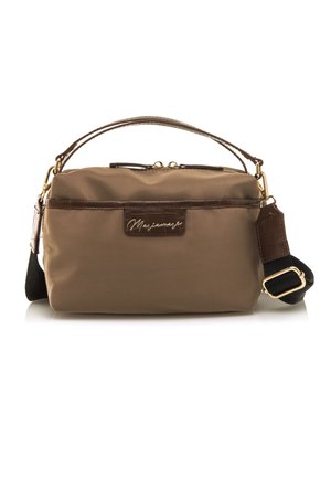 Sac en nylon marron au design structuré, avec des finitions en cuir marron brillant, des éléments en doré, une poignée supérieure et une bandoulière réglable.