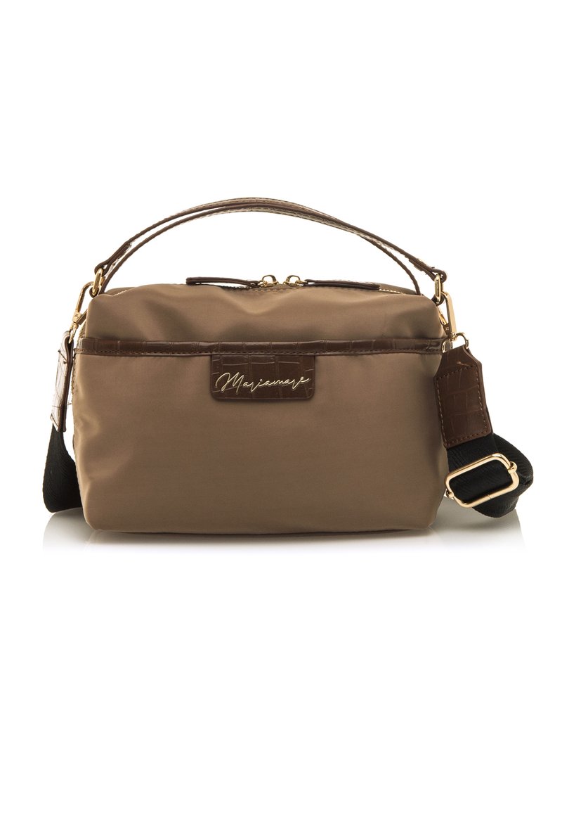 Borsa in nylon marrone con una forma strutturata, caratterizzata da finiture in pelle marrone lucida, hardware dorato, manico superiore e una tracolla regolabile.