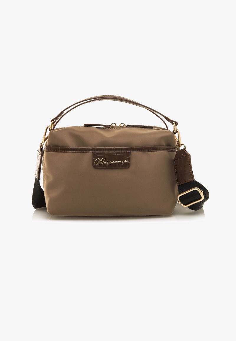 Borsa in nylon marrone con una forma strutturata, caratterizzata da finiture in pelle marrone lucida, hardware dorato, manico superiore e una tracolla regolabile.