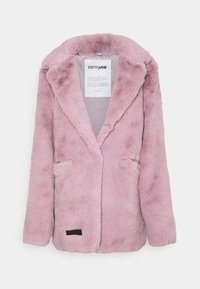 Rosa nepbontjas met een geknipte kraag, lange mouwen en twee voorzakken. Het label binnenin met de merknaam en verzorgingsinstructies is zichtbaar.